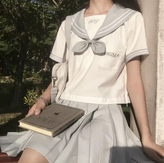 年轻女孩爱过来